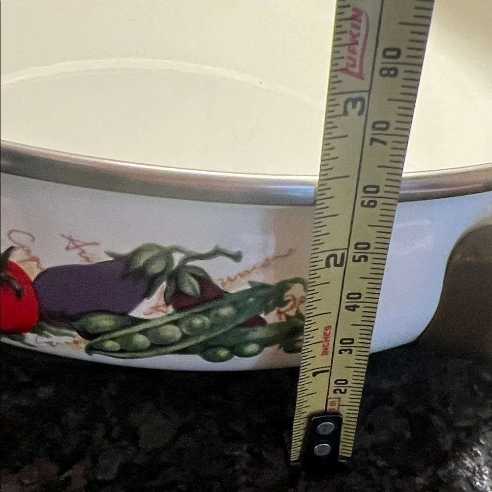 Farmers Market Decorative Vegetable Design Casserole Dish with Lid. Looks new!!
